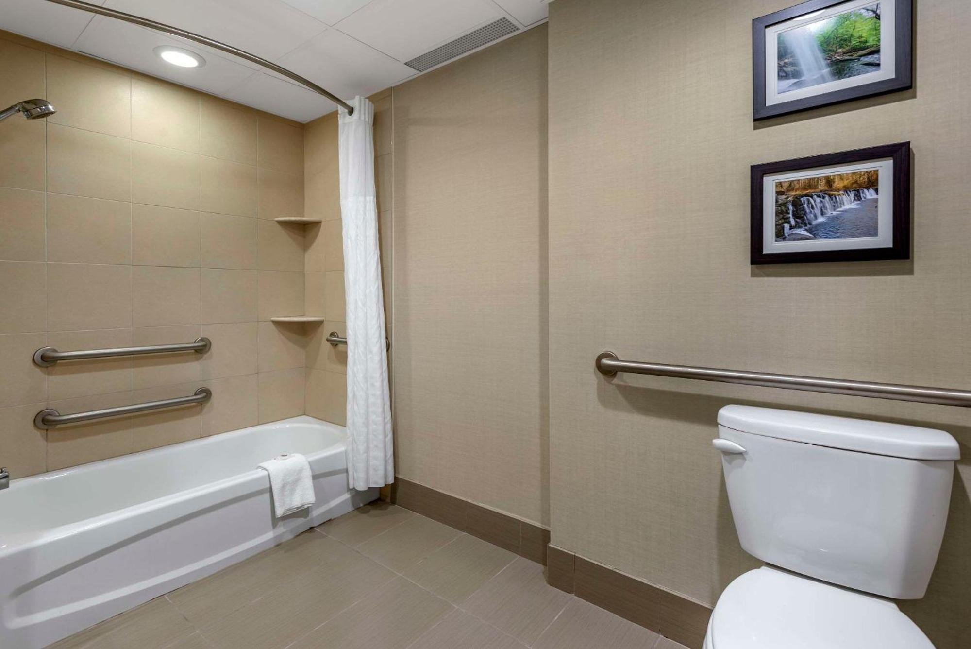 Comfort Inn & Suites Glen Mills - West Chester Екстер'єр фото