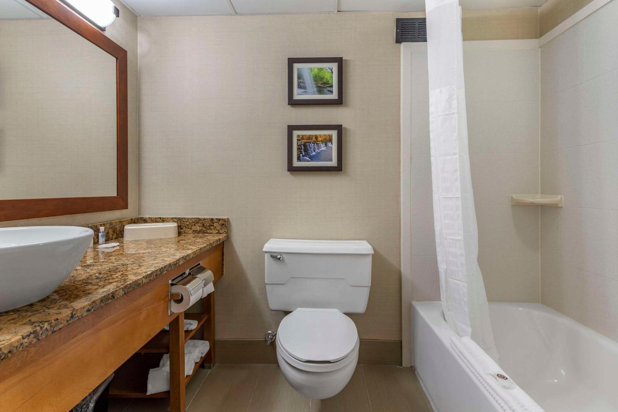 Comfort Inn & Suites Glen Mills - West Chester Екстер'єр фото
